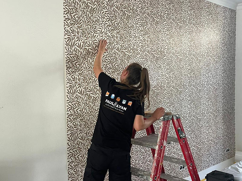 Koenders Schilderwerken brengt patroonbehang aan met perfecte aansluiting in een woning in regio Den Haag.
