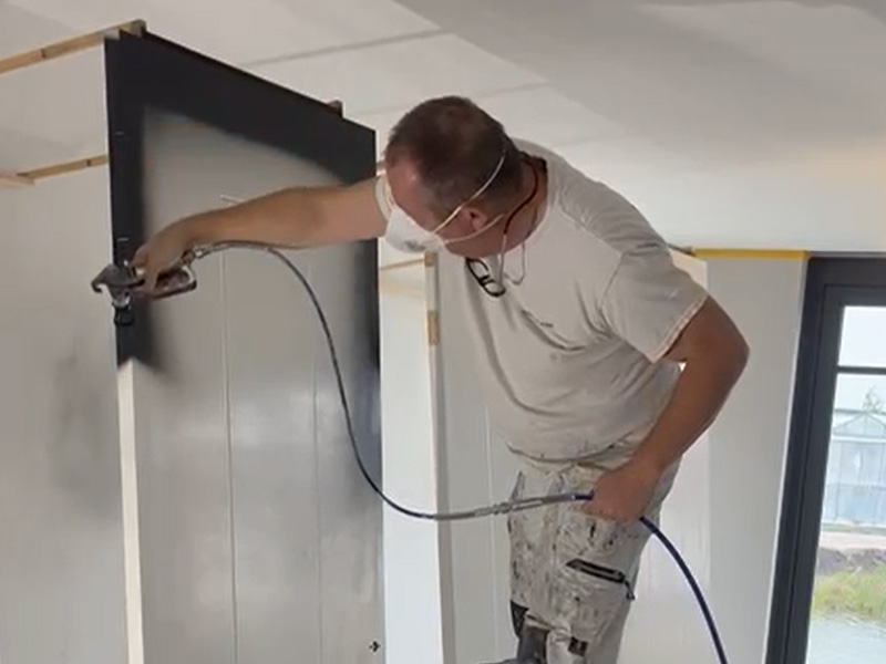 Koenders Schilderwerken voert strak latex spuitwerk uit voor een egaal resultaat in regio Den Haag.