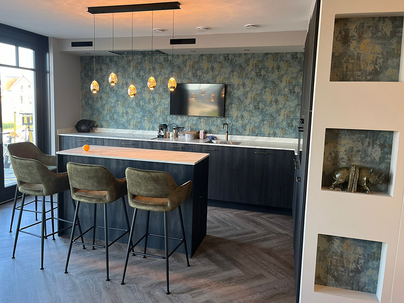 Strak en vakkundig aangebracht behang door Koenders Schilderwerken in regio Den Haag.