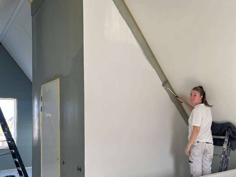 Paul en Lyan Koenders verzorgen binnenschilderwerk aan muren en kozijnen met oog voor detail.