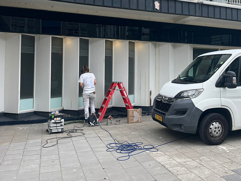 Paul en Lyan Koenders voeren buitenschilderwerk uit aan houten kozijnen en deuren in regio Den Haag.