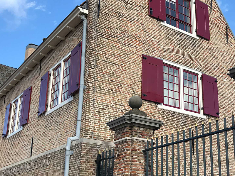 Koenders Schilderwerken herstelt en vernieuwt schilderwerk bij renovatie van een woning in Den Haag.