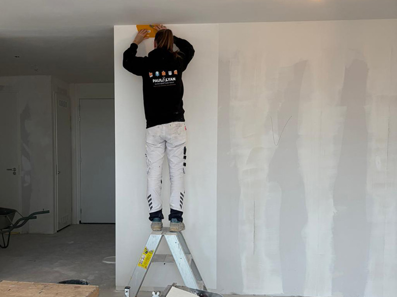 Strakke wandafwerking met renovlies in nieuwbouwwoning in omgeving Den Haag.