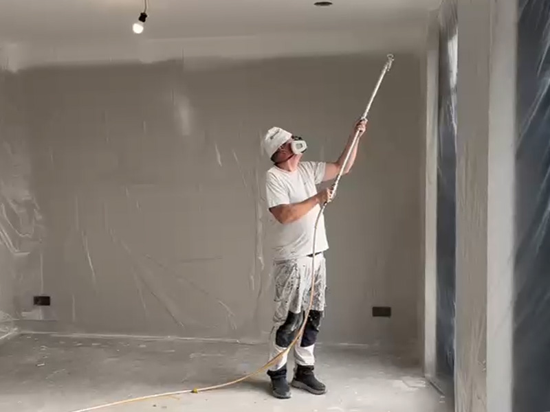 Professioneel spuitwerk door Koenders Schilderwerken – gladde afwerking zonder strepen of banen.